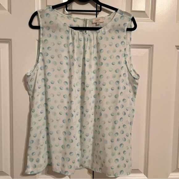 Sleeveless Loft top perfect for warm weather - Picture 1 of 3